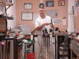 Gabriel Sota y su taller de golf
Gabriel Sota midiendo la talla de grip de un palo